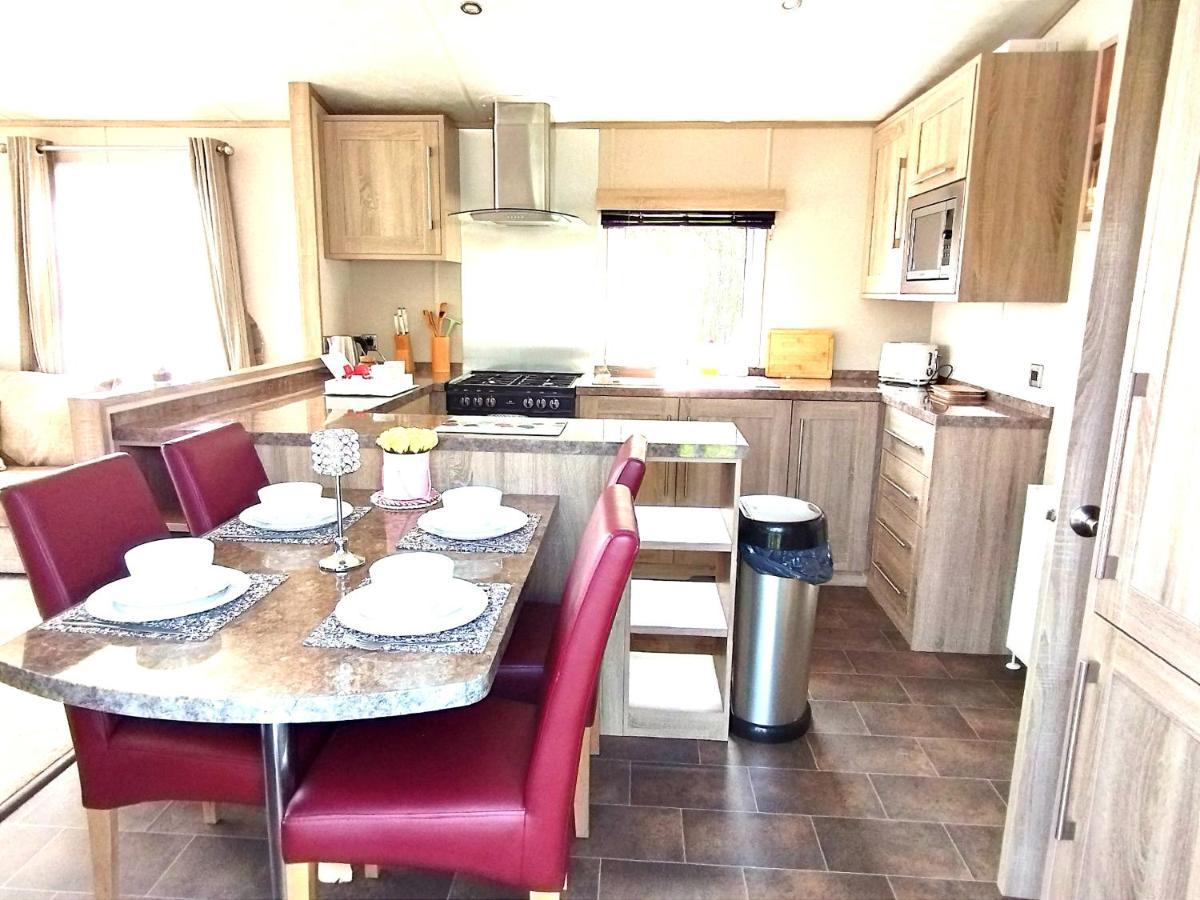 Sand Le Mere Holiday Village Caravan Hire Tunstall  Exterior photo